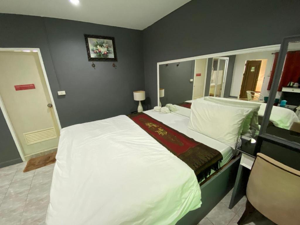 Kacha Resort Bangkok Bagian luar foto